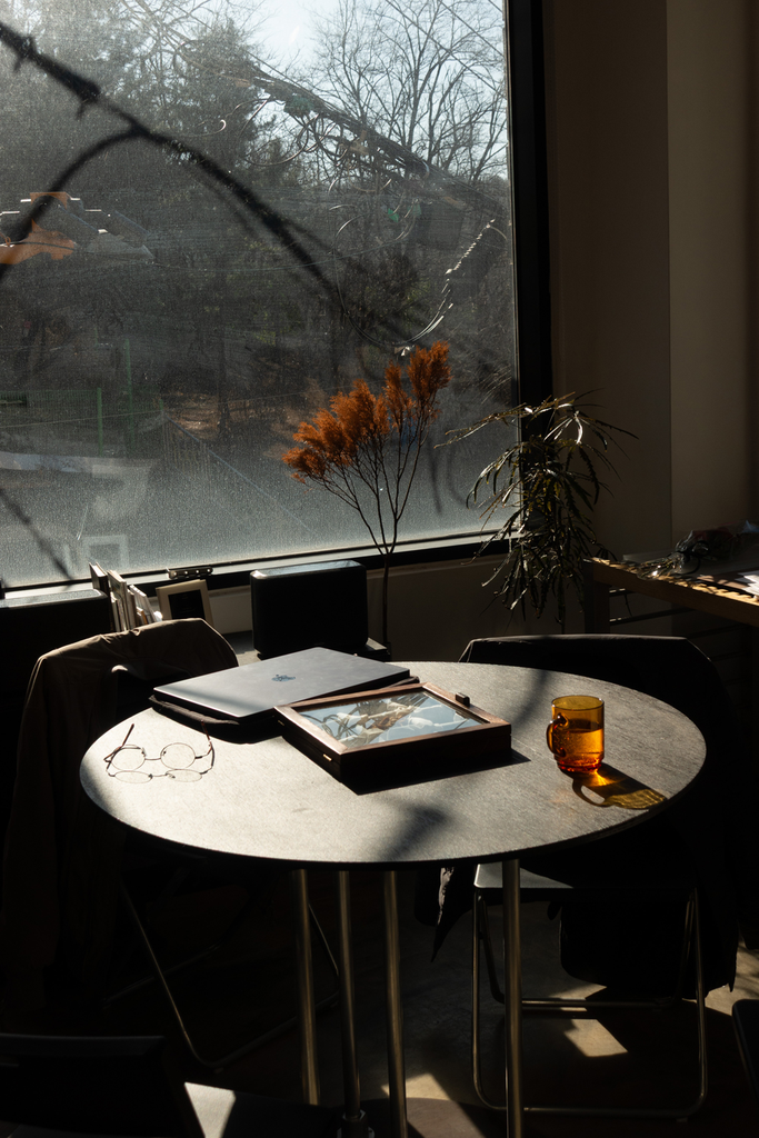 창가 책상과 자연광