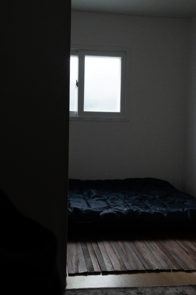 창문과 침대가 있는 정돈된 방