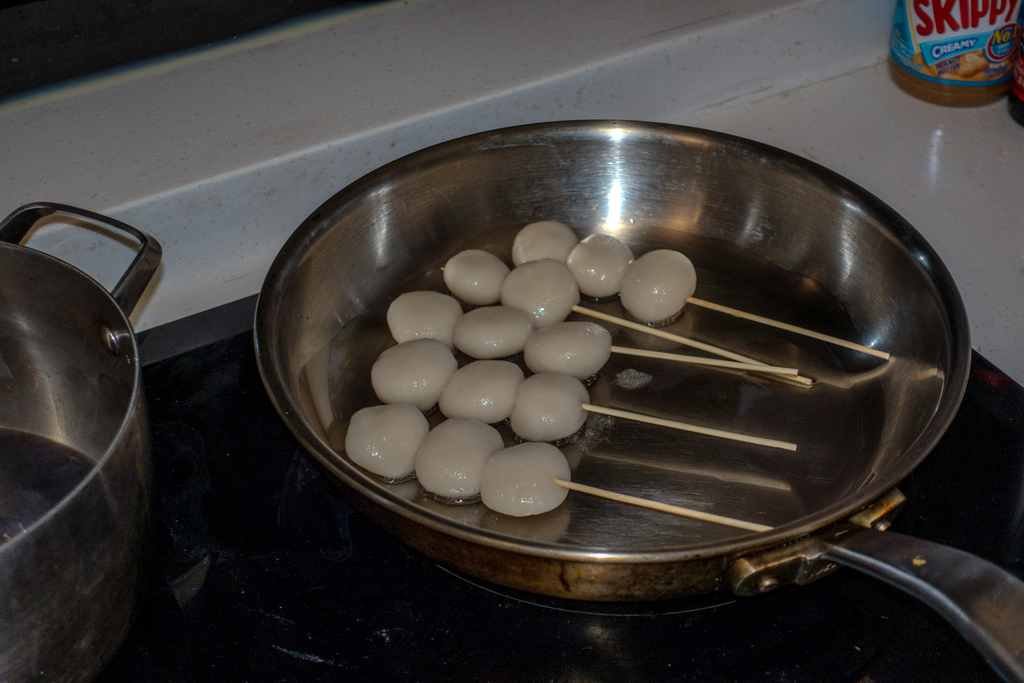 당고와 국물이 담긴 팬