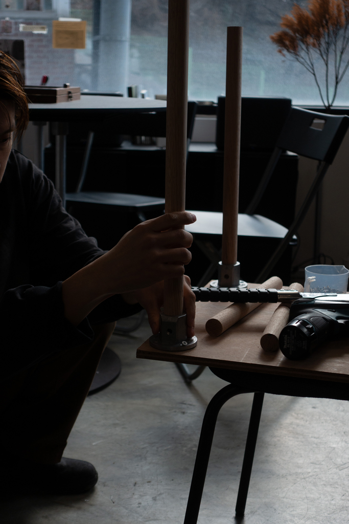 의자 부품을 조립하는 손