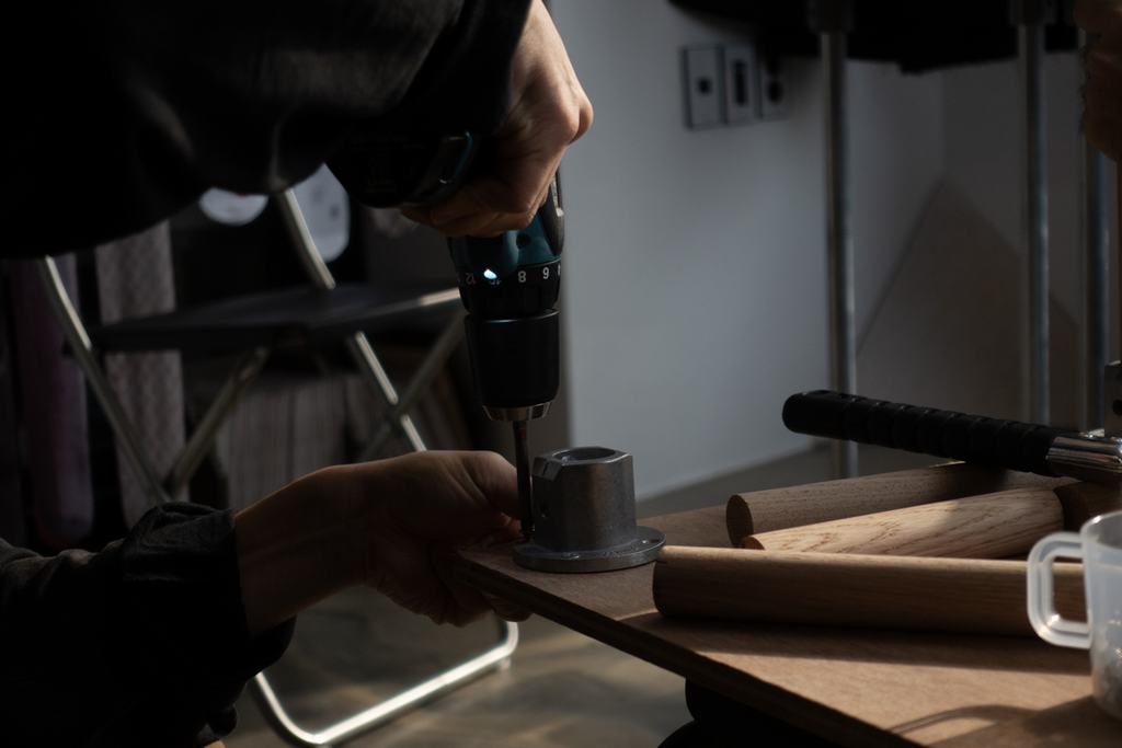 드릴로 금속 부품을 고정하는 모습