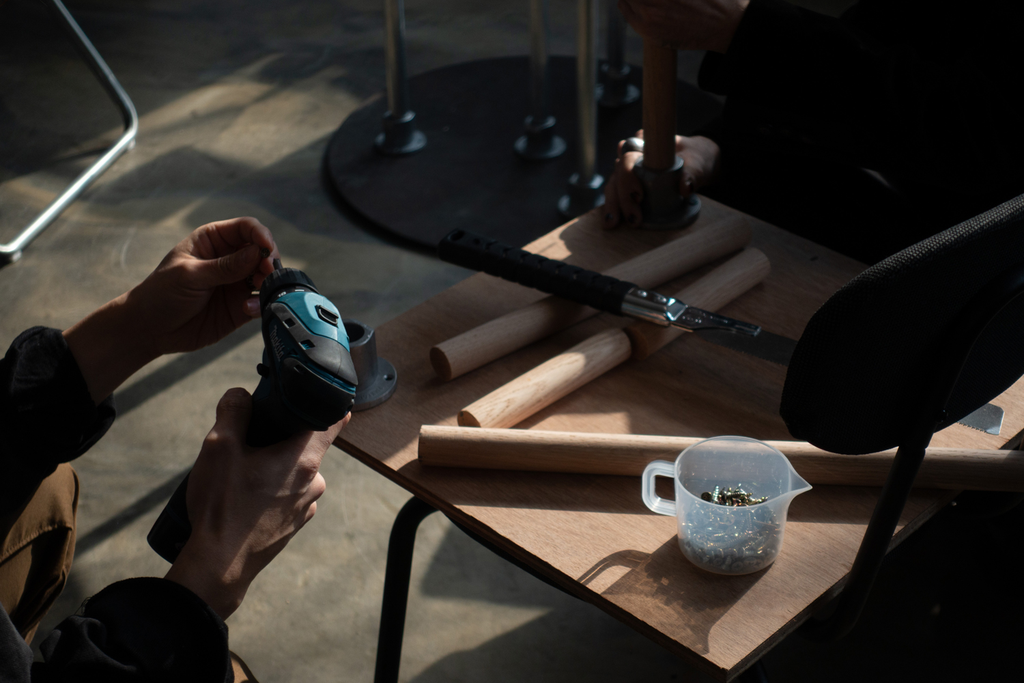 작업대에서 의자를 만드는 모습