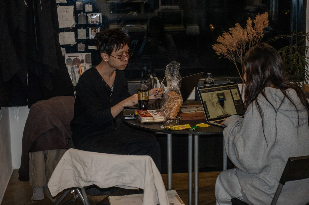 테이블에서 작업하는 두 사람