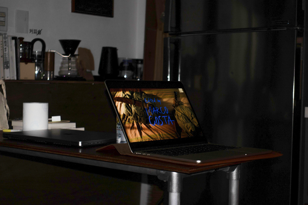 영화 크레딧이 보이는 노트북 화면