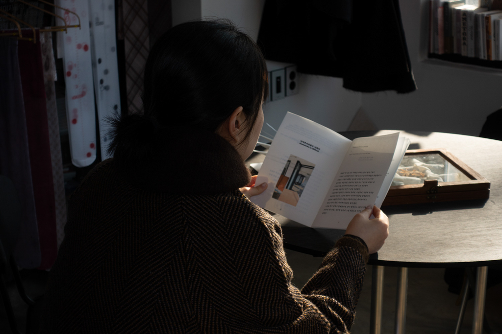 버드콜, 햇빛이 비치는 책상에서 책을 읽는 모습