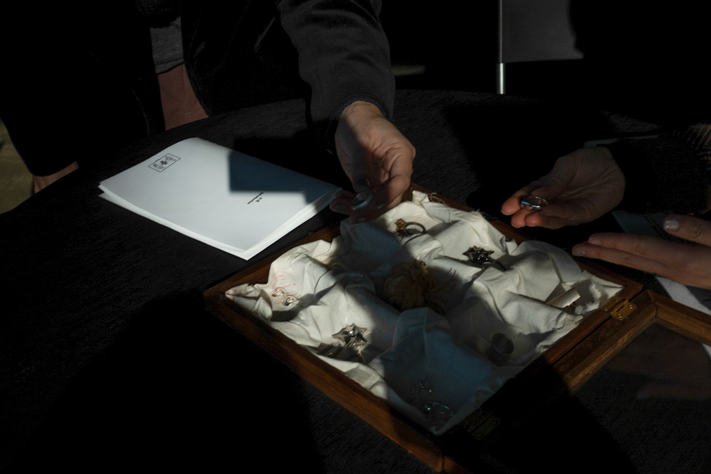 나무 상자 속 주얼리를 고르는 손들