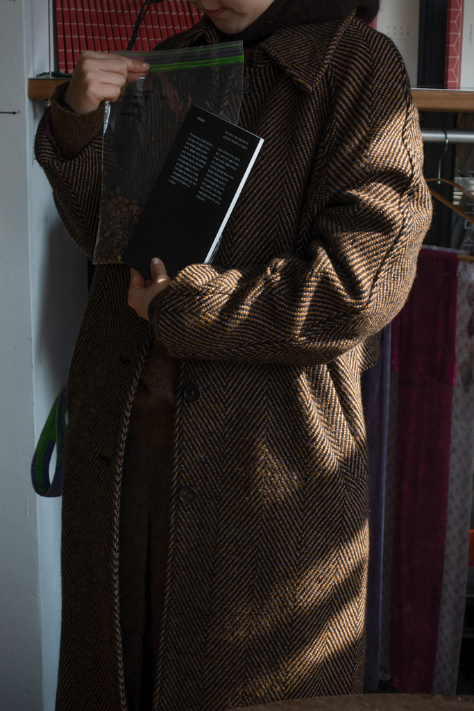 원두 봉지와 책 읽기 책을 든 손