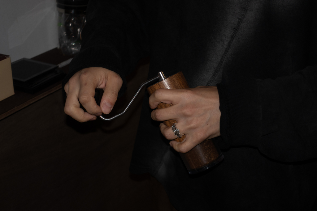 손으로 커피를 갈고 있는 모습