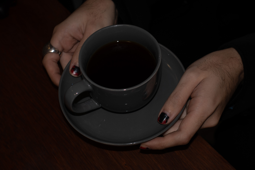 커피 잔을 감싼 손
