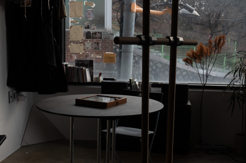 창가 작업실과 미완성 의자