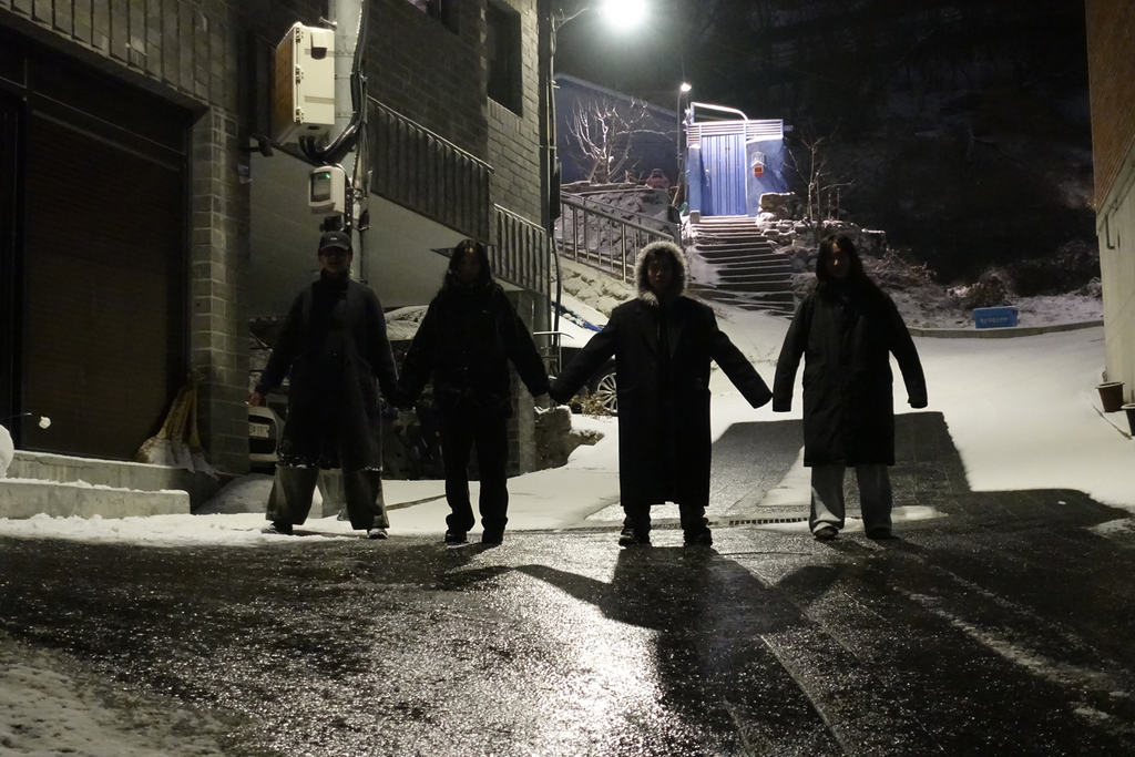 눈 오는 밤, 손을 잡고 선 네 사람