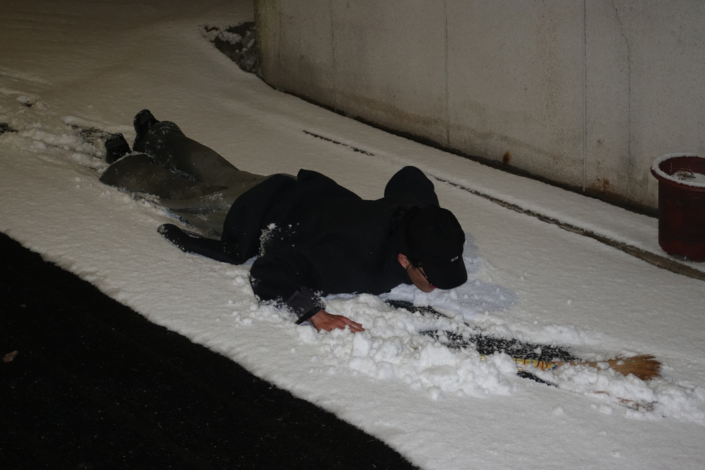 눈길을 쓸며 나아가는 사람