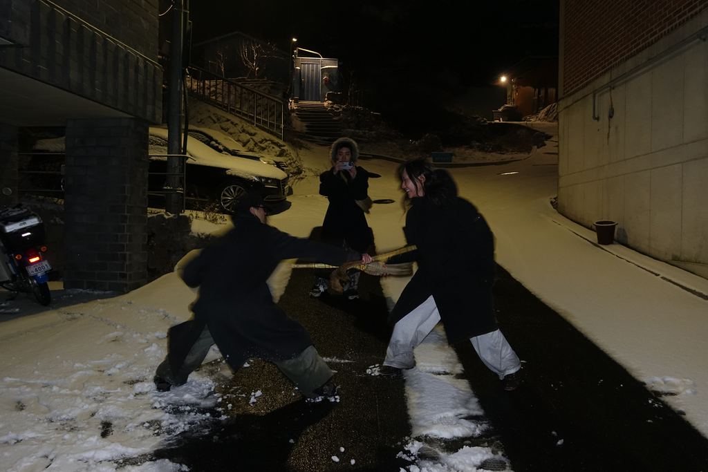 빗자루를 든 두 사람의 승부