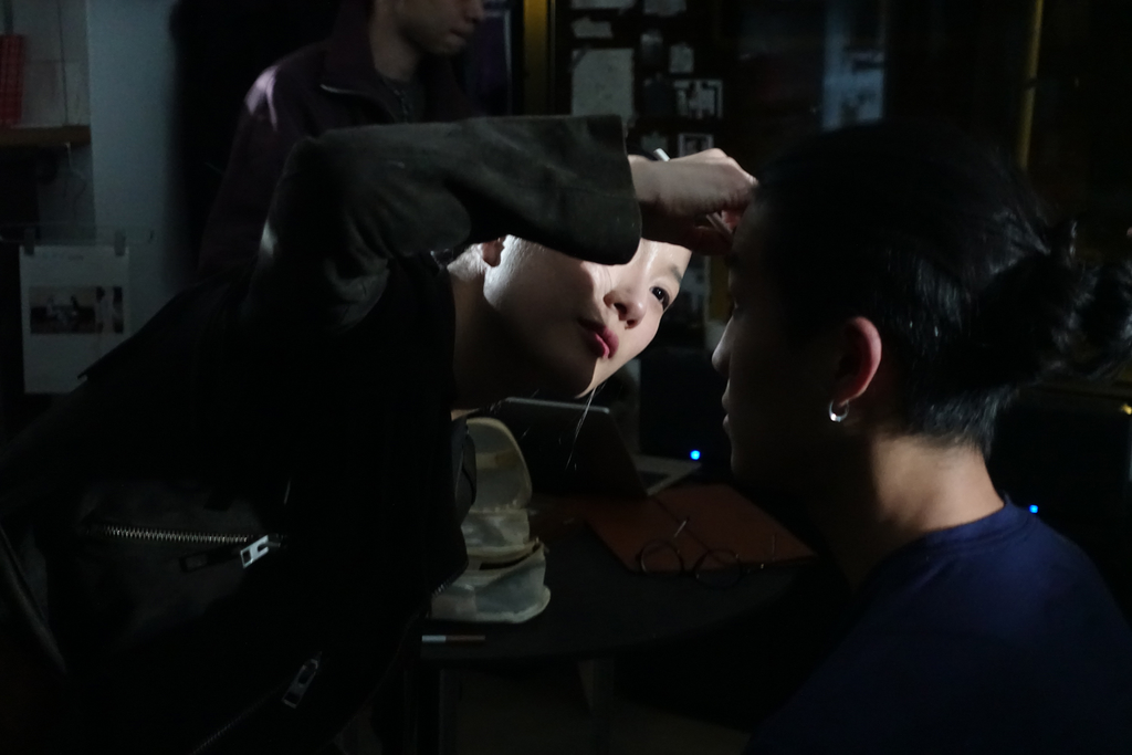 희수님이 스모키 화장을 해주는 모습